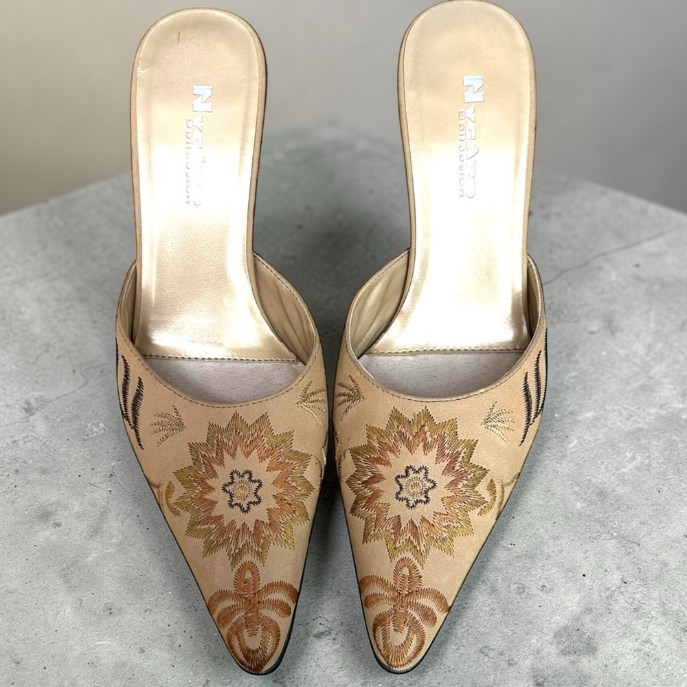 Vtg NYGARD Collection “Alexis” Embroidered Floral Kitten Heel Mules Size 7M